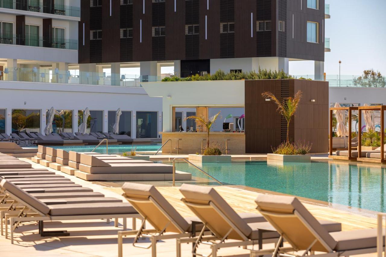 Chrysomare Beach Hotel & Resort Ayia Napa Esterno foto The swimming pool at the hotel