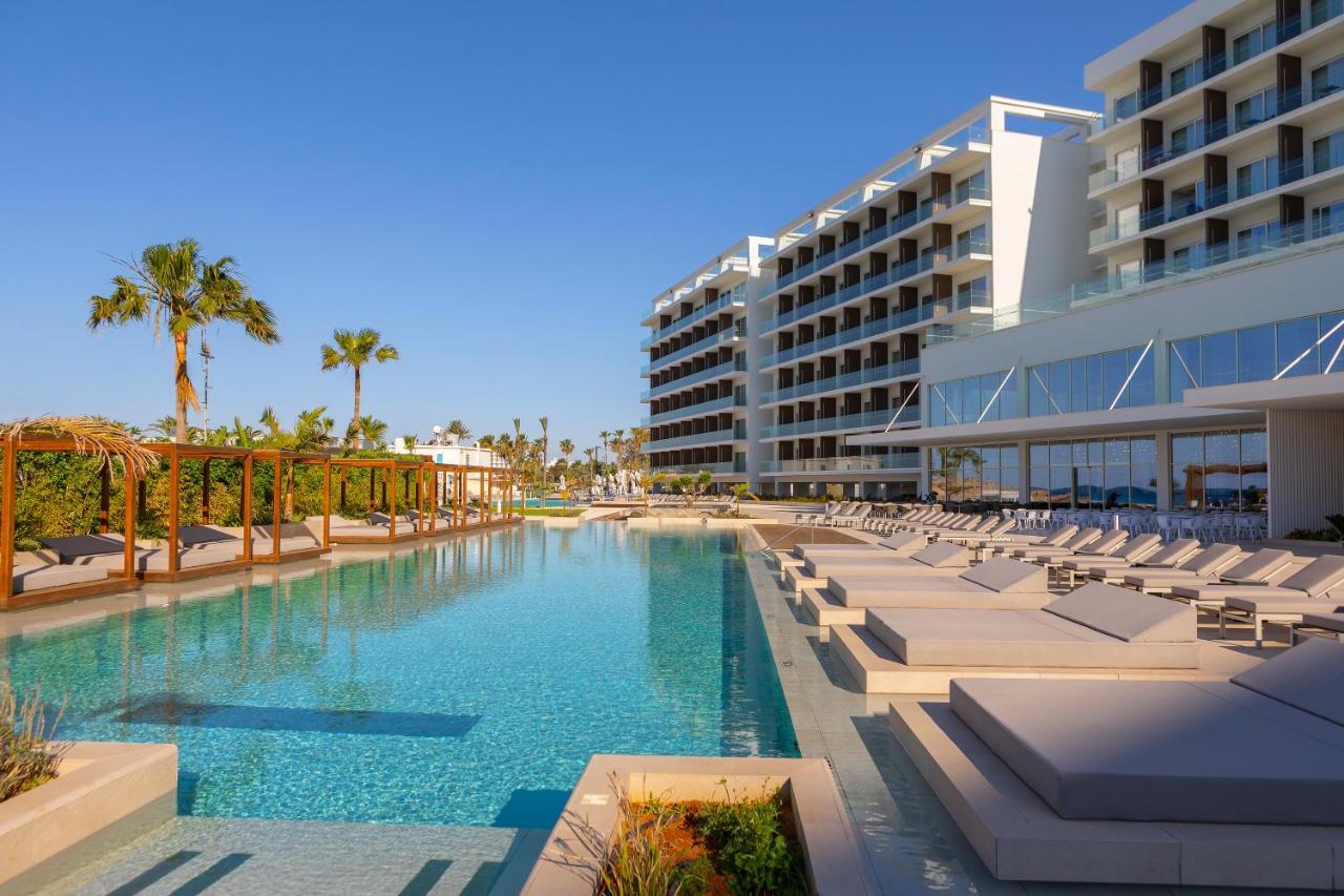 Chrysomare Beach Hotel & Resort Ayia Napa Esterno foto The hotel's main pool