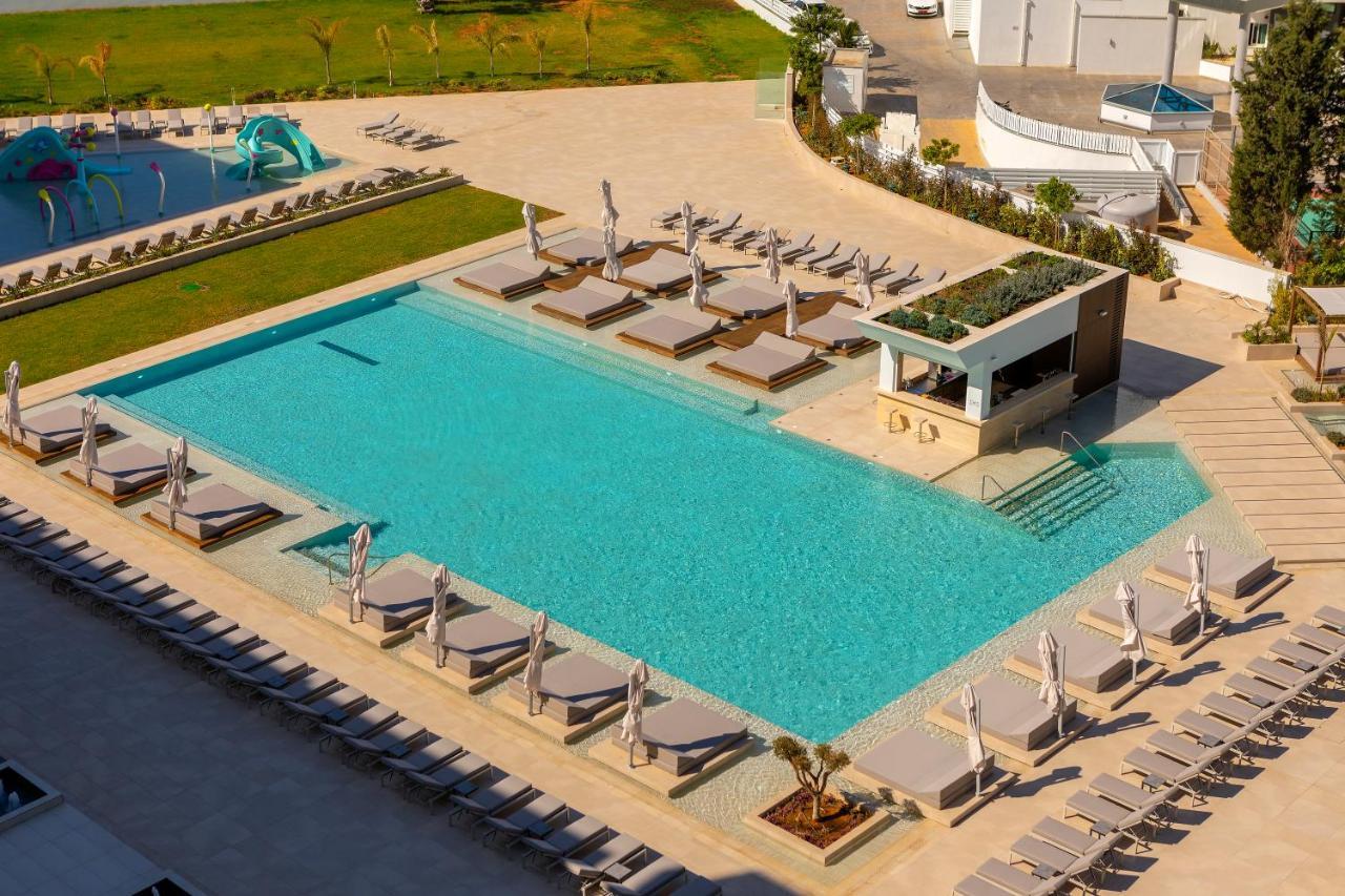 Chrysomare Beach Hotel & Resort Ayia Napa Esterno foto The pool at the hotel