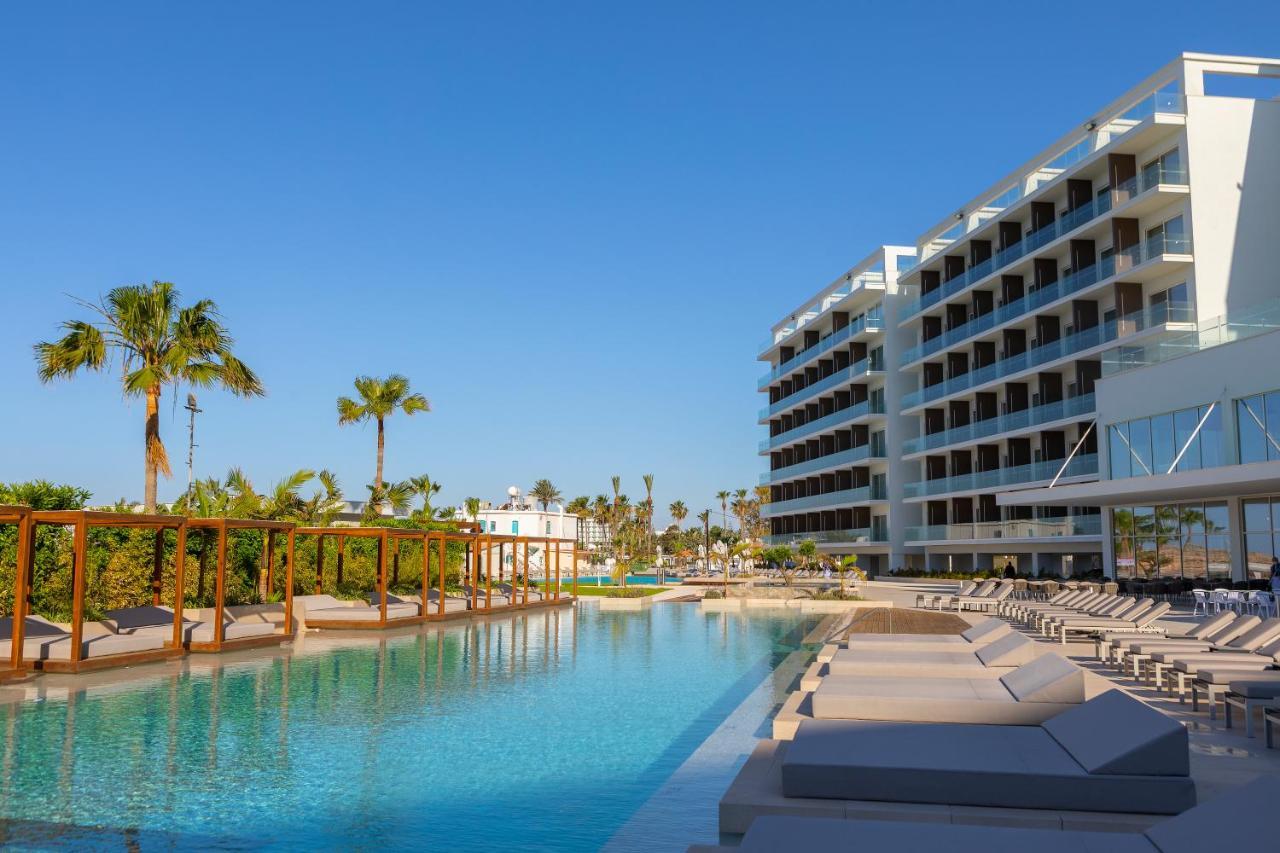 Chrysomare Beach Hotel & Resort Ayia Napa Esterno foto The hotel's main pool